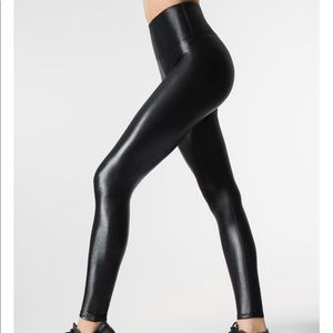 Carbon 38 High Waisted 7/8 Takara Legging - Si…